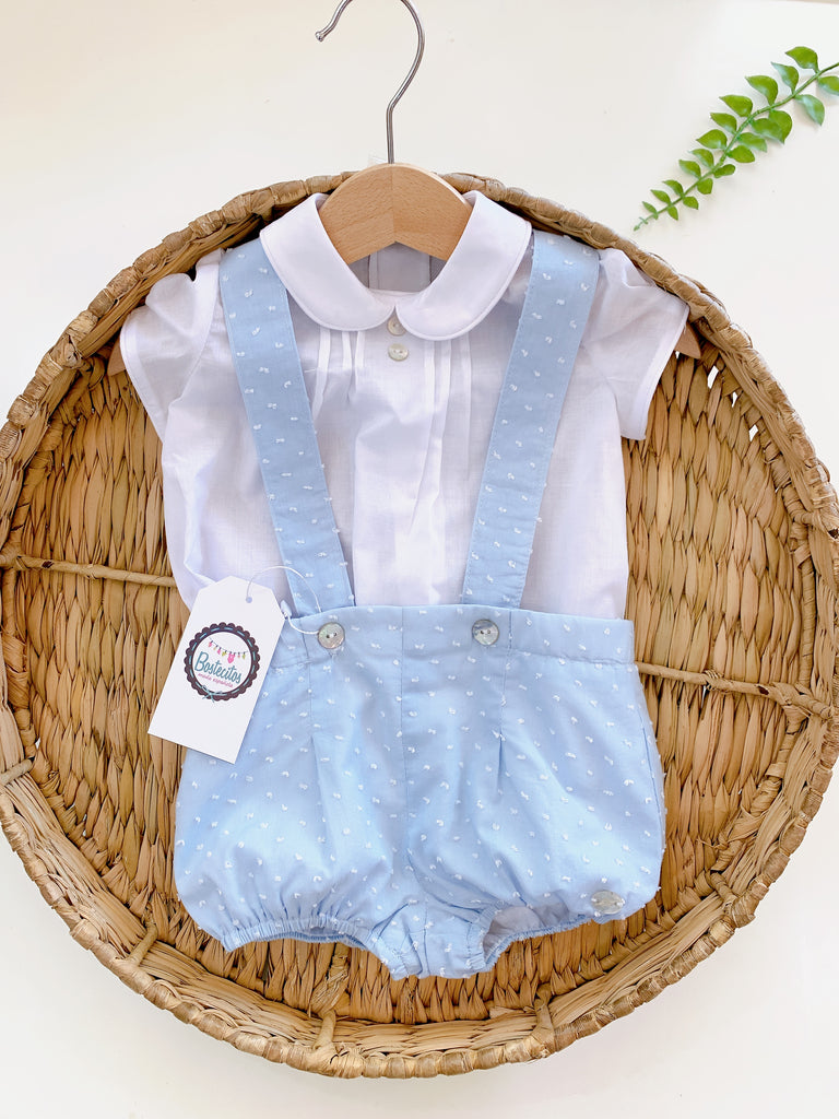 Conjunto short con tirantes plumeti azul bebé con camisa blanca