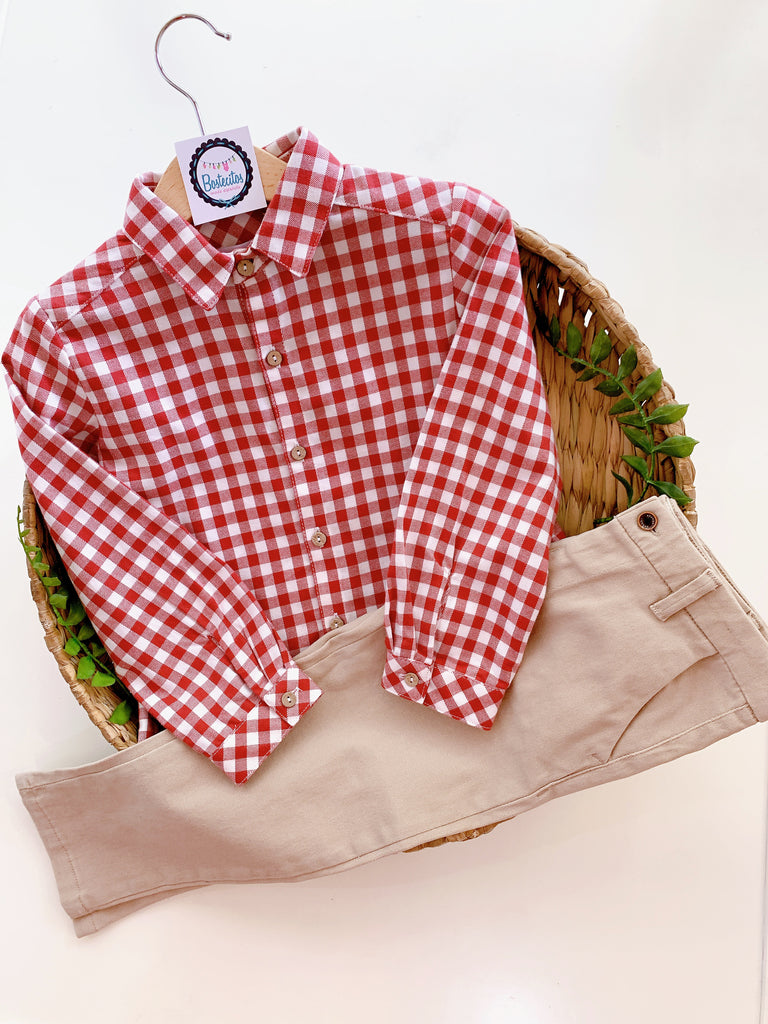 Conjunto camisa cuadros rojo con blanco con pantalón color caqui