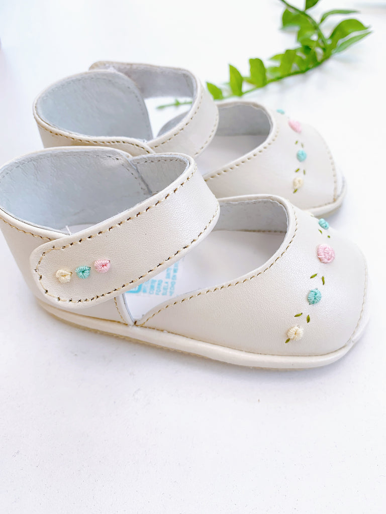 Huaraches blanco Perla con flores bordadas | Bostecitos