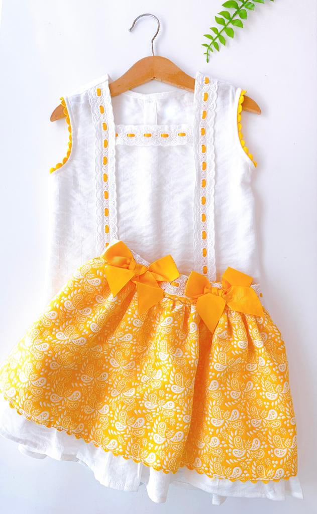 Conjunto falda amarilla con blusa blanca (5 años)