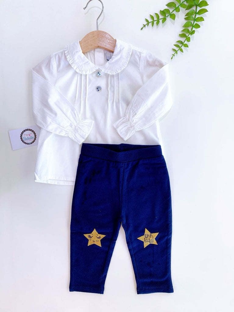 Camisa blanca pantalón azul con estrellas