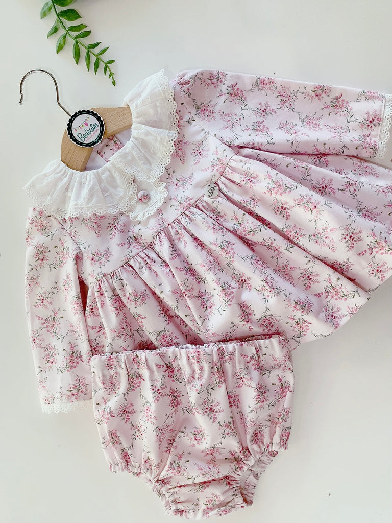Vestido con calzón rosa bebé con estampado flores cuello con Olán blanco