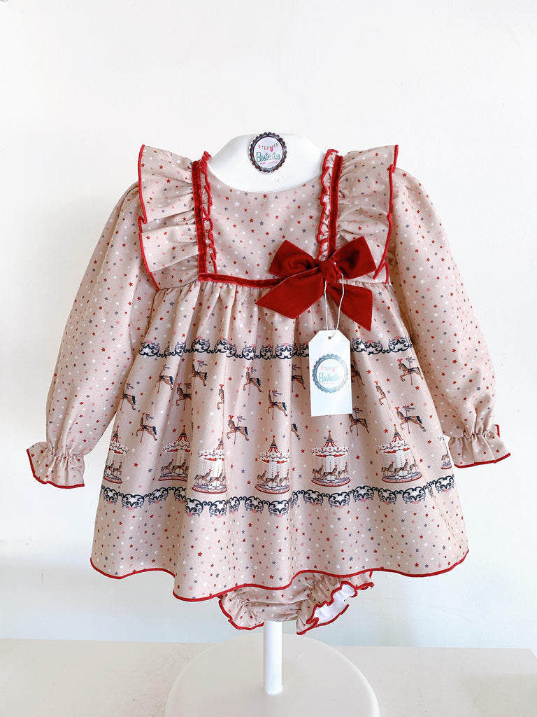 Vestido café estampado caballos con moño tinto (5 años )