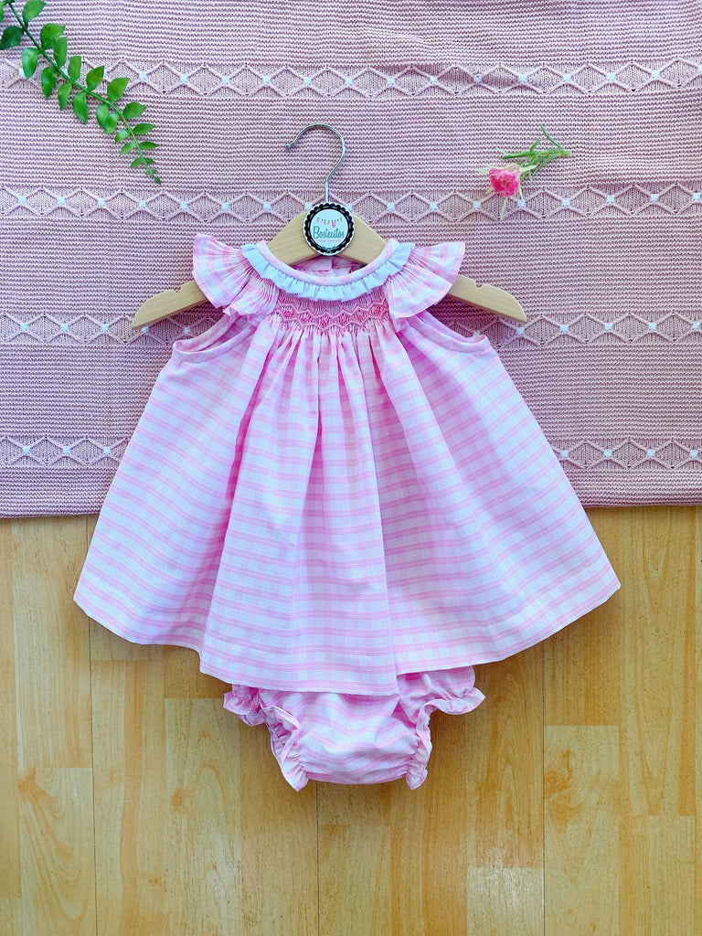 Conjunto Batita rosa con cuadros rosas y calzoncillos bordado a mano