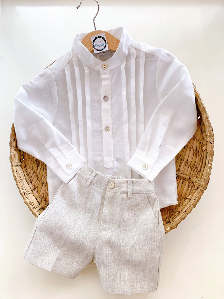 Conjunto ceremonia camisa plisada beige con short color caqui
