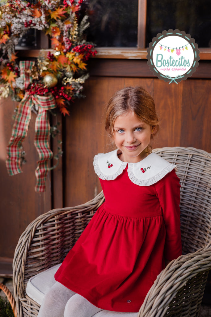 Vestido rojo con cuello bordado cerezas
