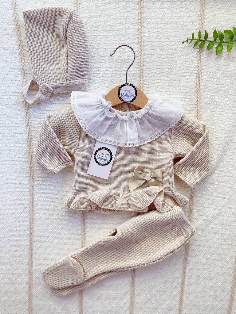 Tejido español color camel con cuello blanco PLUMETI con moño