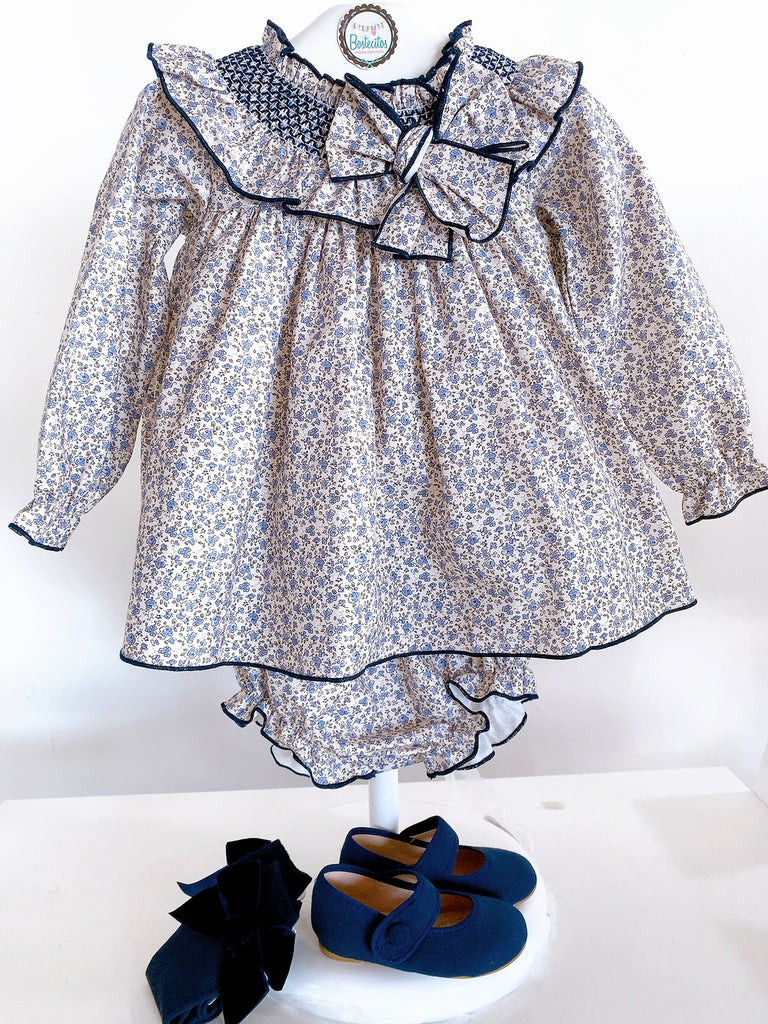 Vestido estampado flores azul marino con cuello bordado y calzón