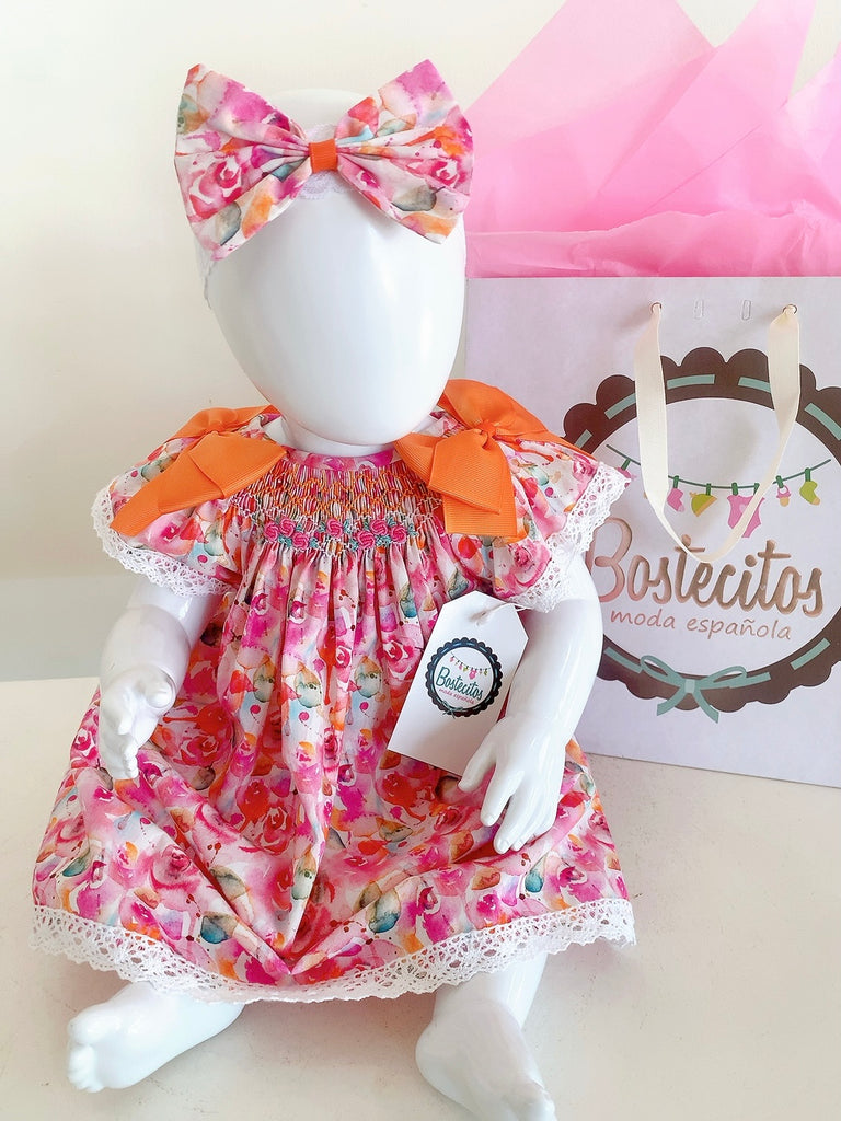 Vestido floreado rosa con naranja bordado a mano con moños naranjas en los hombros y tiara       (3 meses)