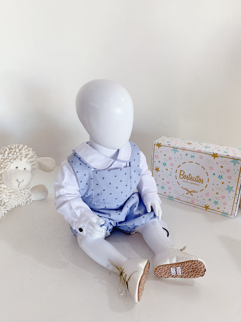Short con tirantes azul bolitas azul marino con camisa manga larga blanca