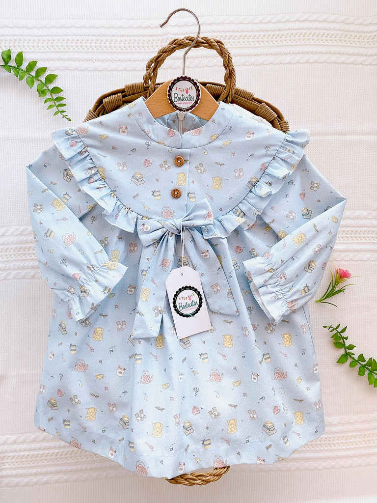 Vestido color azul bebé moño en medio manga larga con estampado libros, miel, tetera