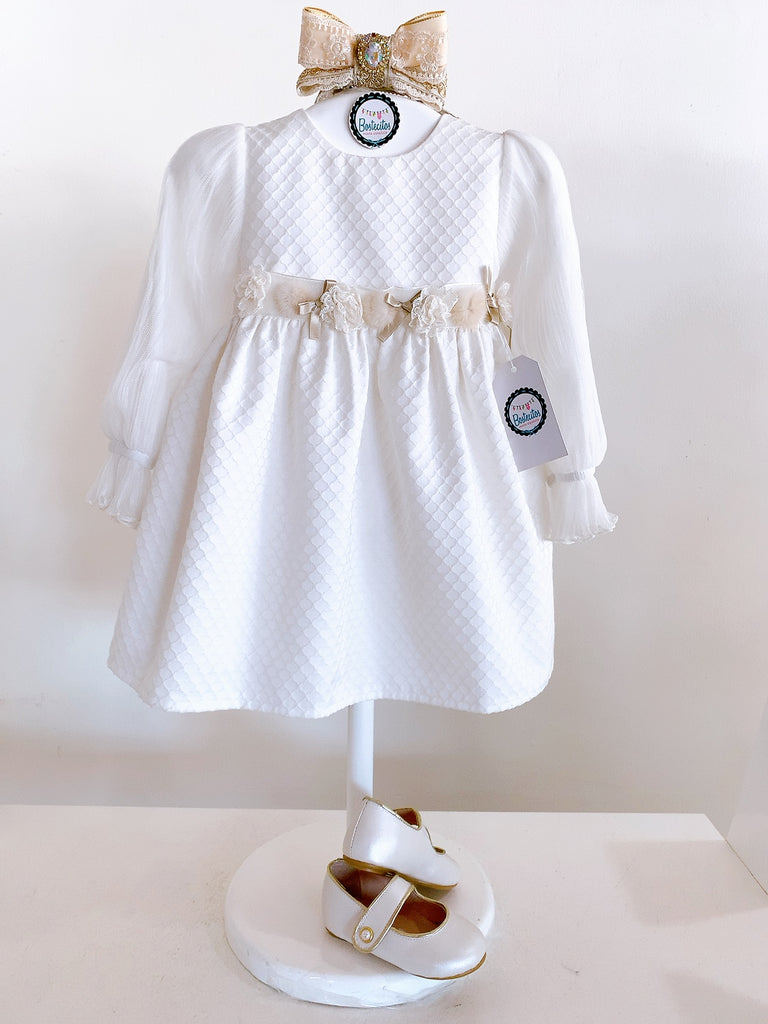 Vestido color crudo con detalles de flores