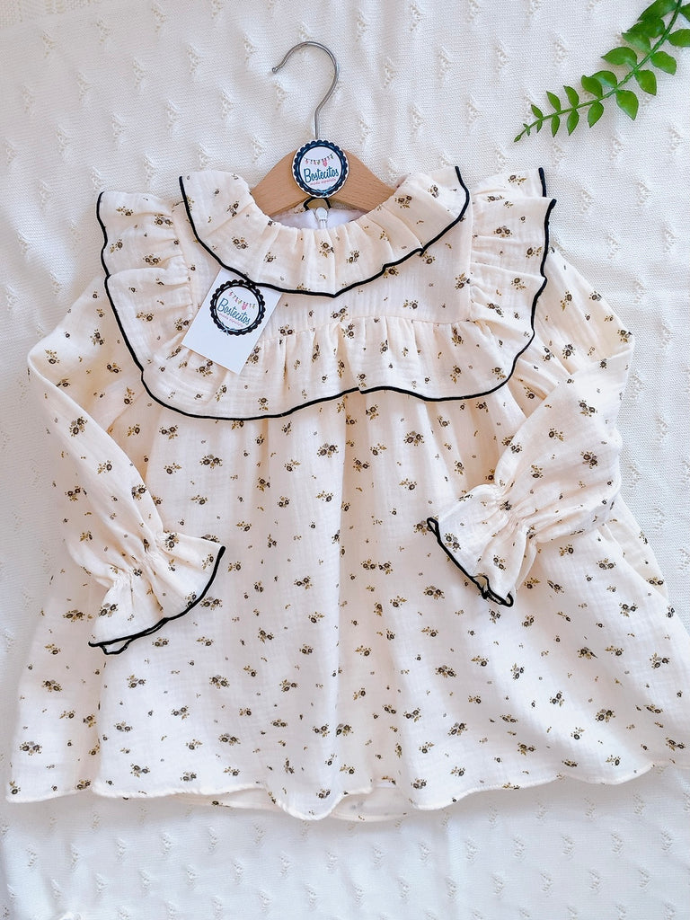 Vestido color beige con flores y detalles color negro