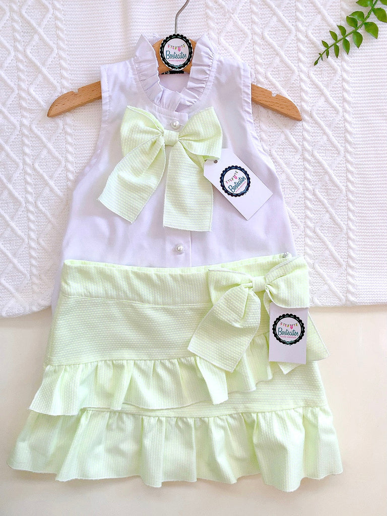 CONJUNTO BLUSA BLANCA MOÑO FALDA VERDE