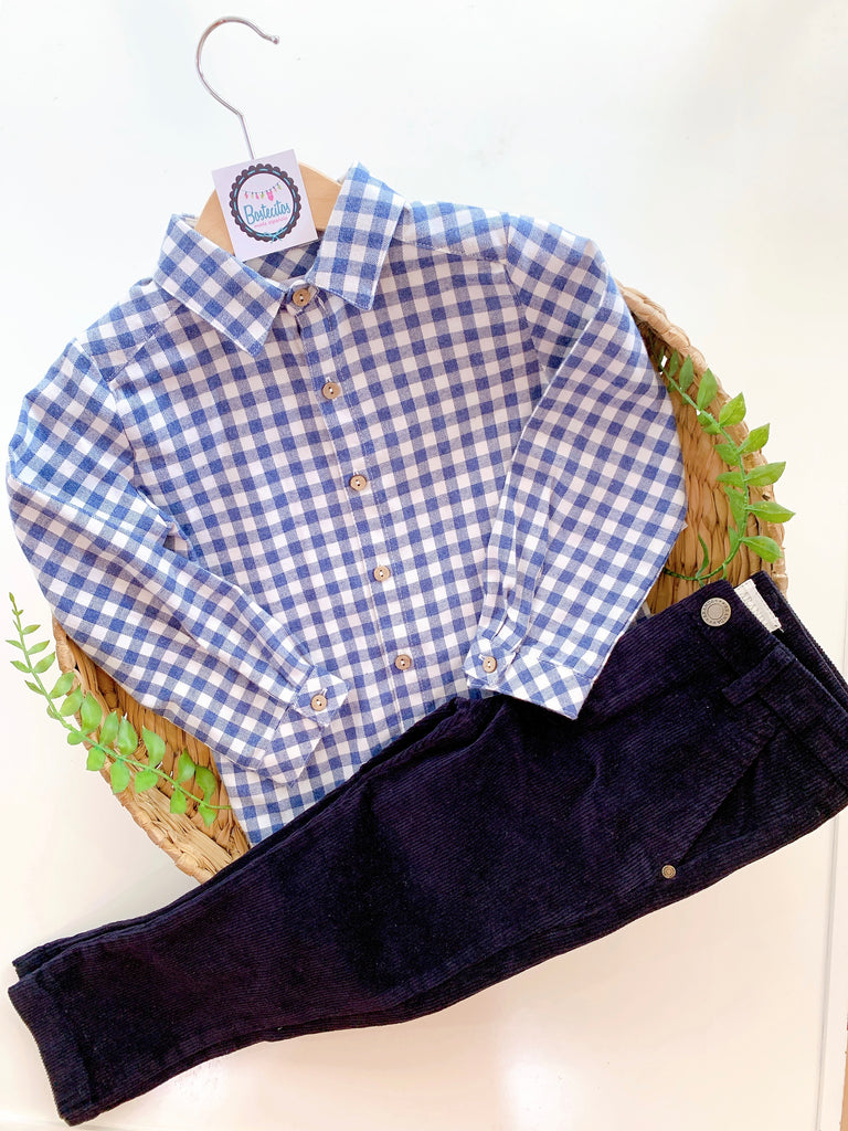 Conjunto pantalón de pana azul marino con camisa cuadros azul con blanco