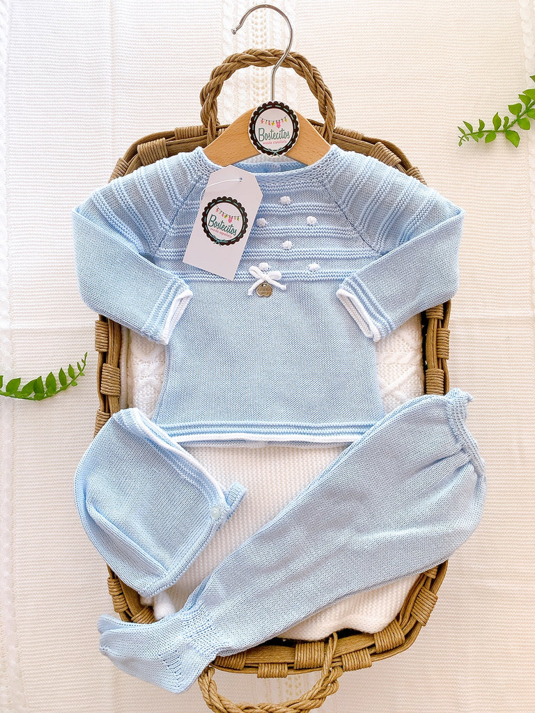 Conjunto 3 piezas azul claro con puntitos tejidos blancos