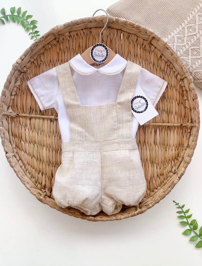 Overol corto color caqui con camisa blanca