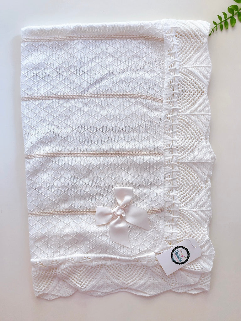 Cobija beige tejida con moño beige