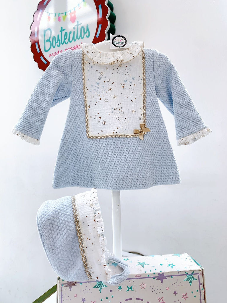 Vestido con gorro azul bebé con estampado lunas y estrellas