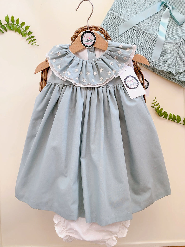 Vestido verde con cuello flores bordadas beige