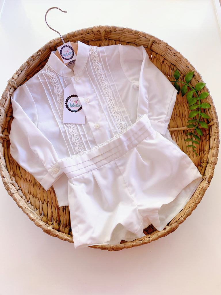 Conjunto beige con bordados en la camisa.