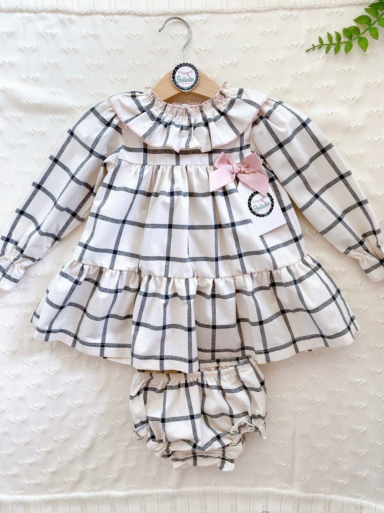 Vestido beige cuadros grises con moño rosa