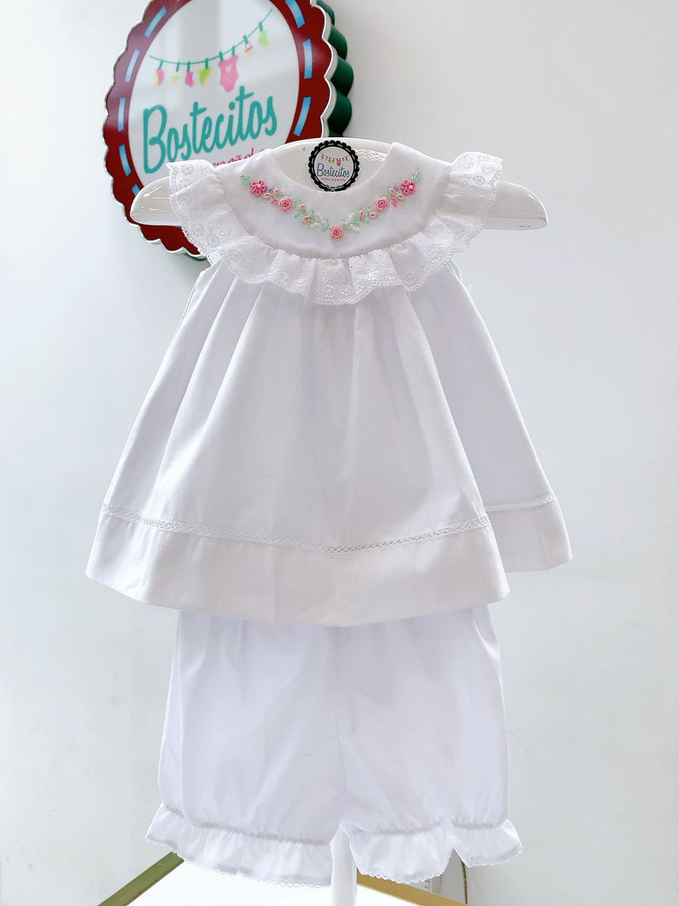 Conjunto blanco cuello bordado con flores rosas (6 meses)