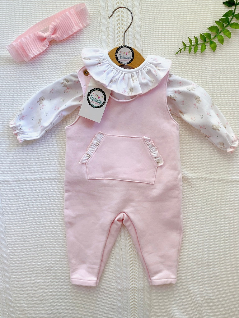 Overol rosita bebé con blusa manga larga estampado patos rosas con árboles cafés