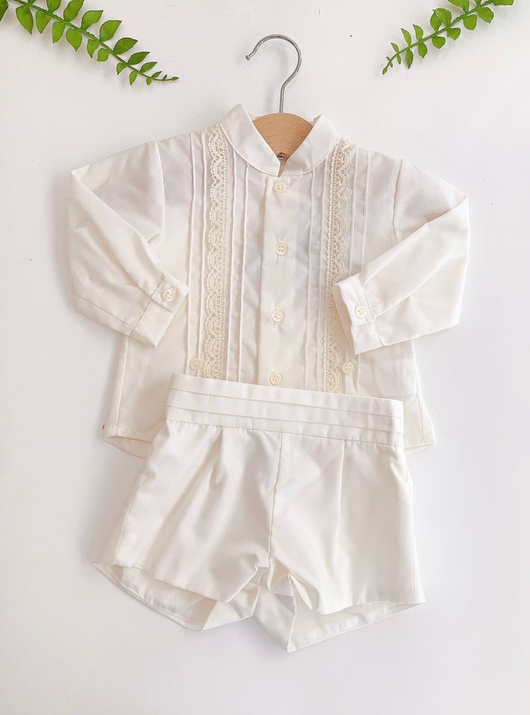 Conjunto beige con bordados en la camisa.
