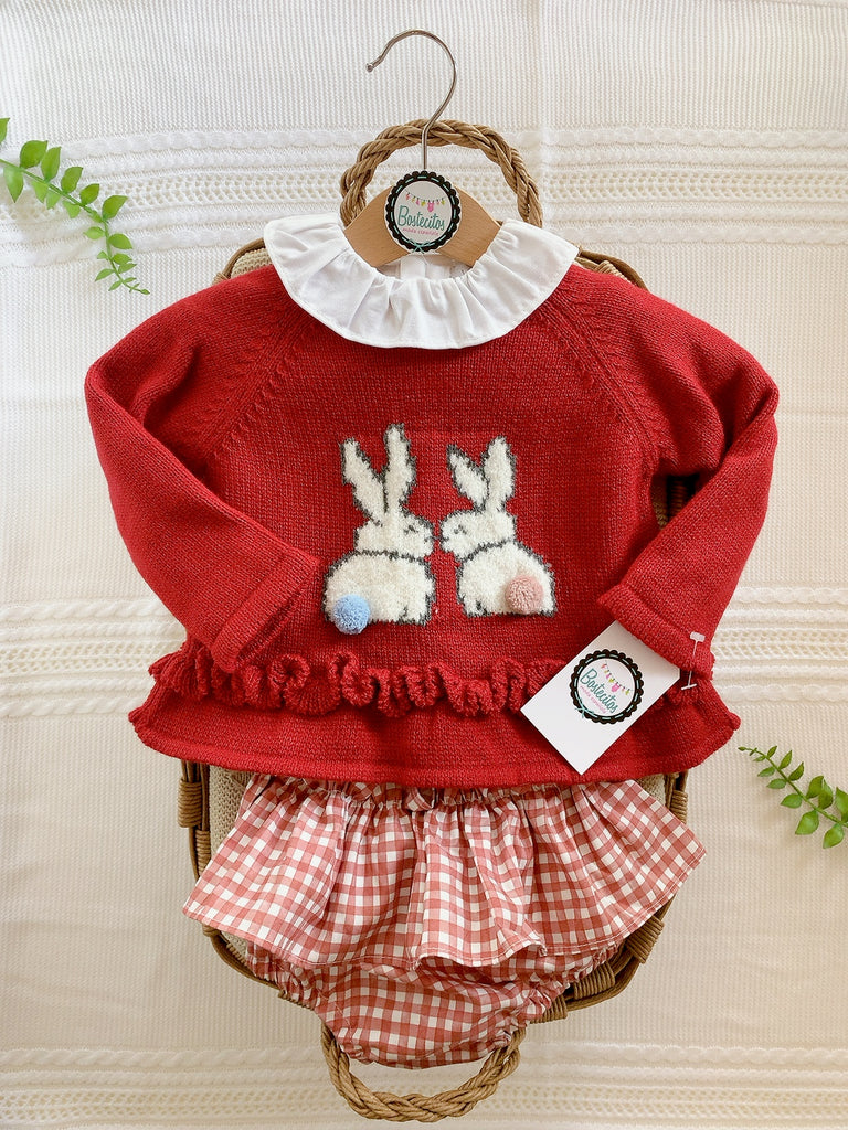 Conjunto 3 piezas calzon de cuadros con blusa blanca y suéter estampado conejos