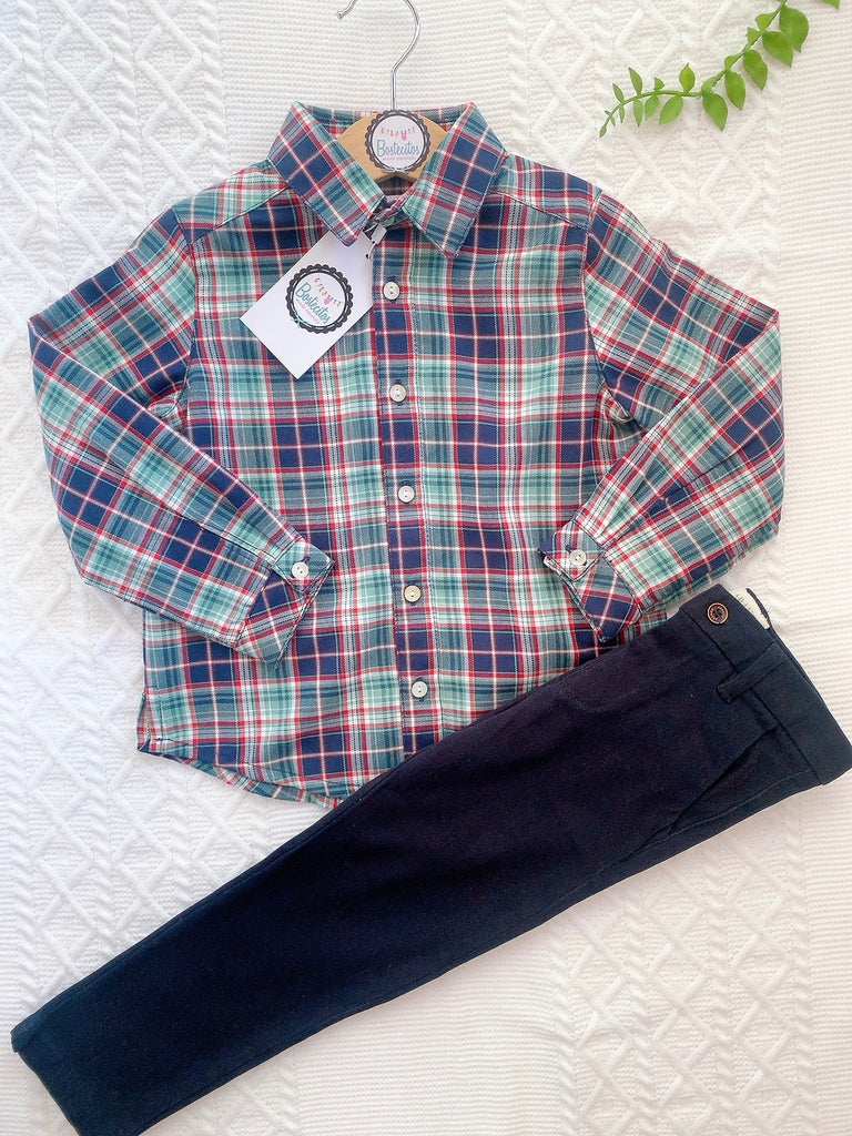 Camisa cuadros verdes con azul marino y pantalón azul marino