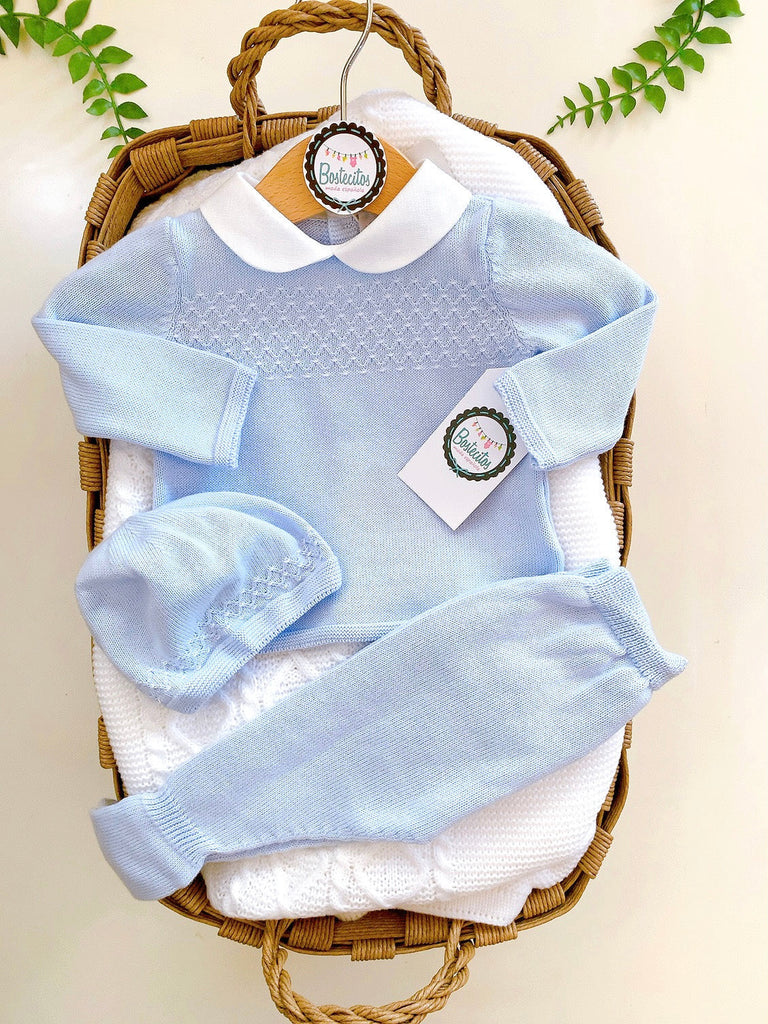 Conjunto español tejido azul con gorro blanco celeste 3 piezas