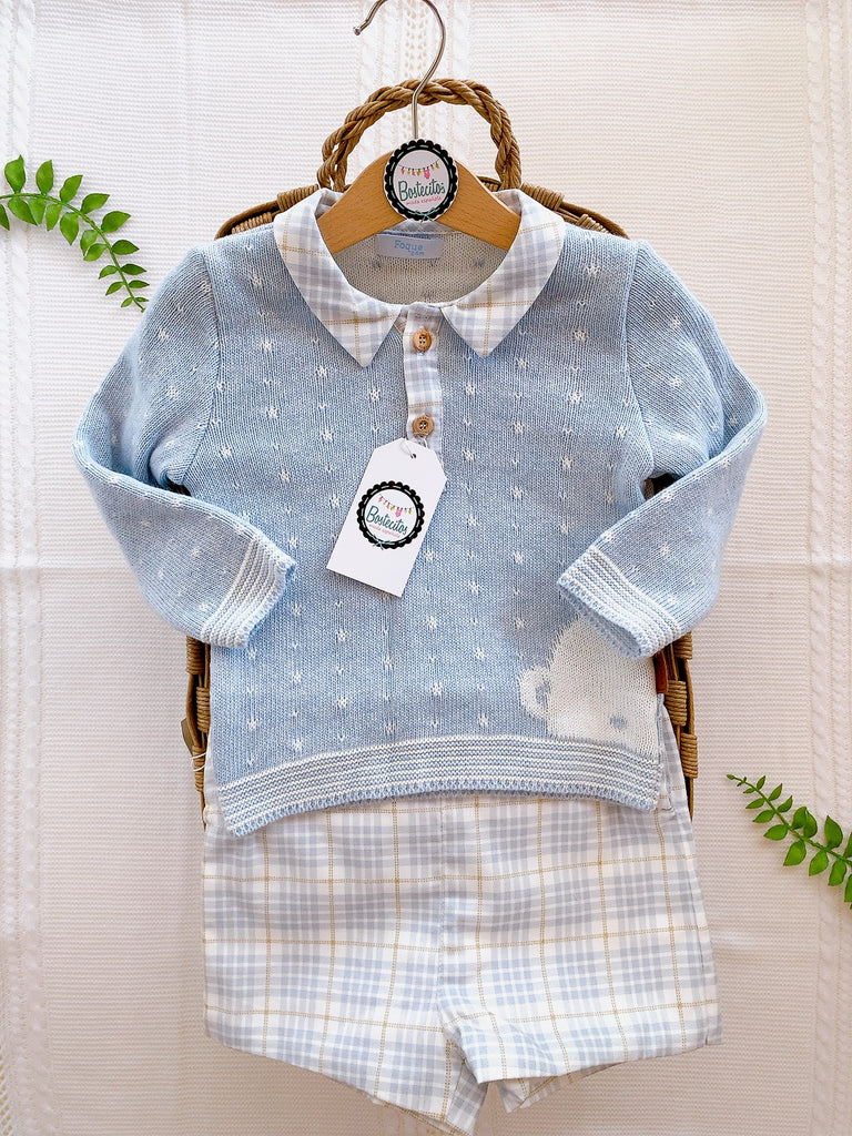 Conjunto short cuadros azul bebé con suéter azul osito dos botones