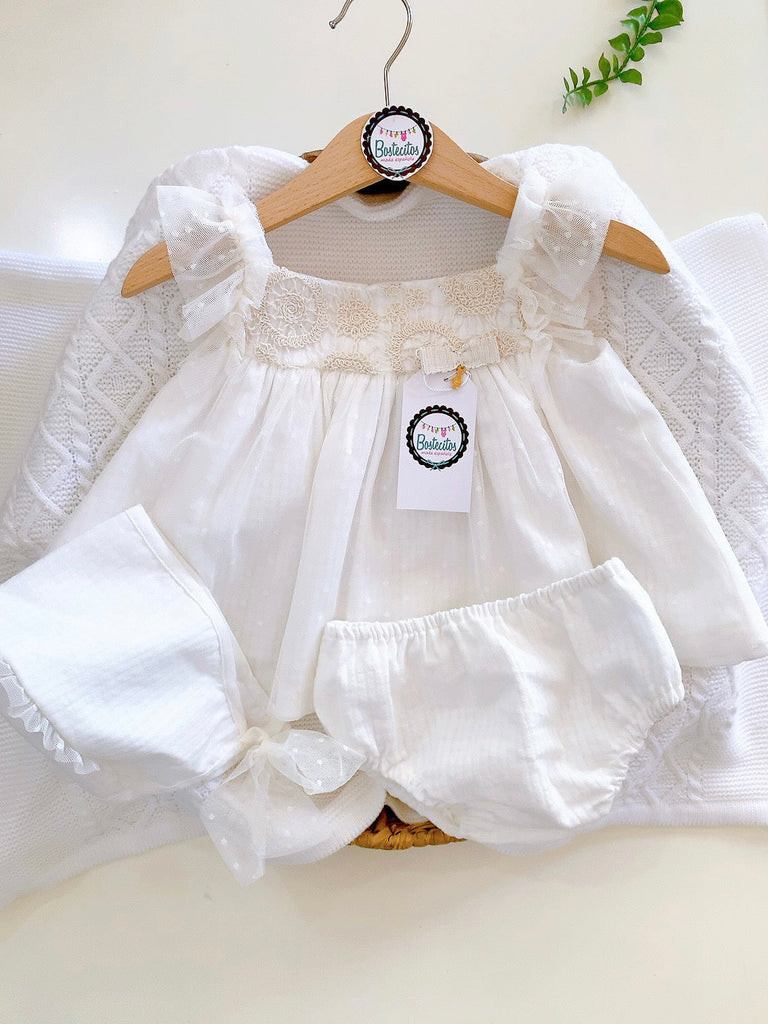 Conjunto beige bordado al frente café y mono(24 meses)