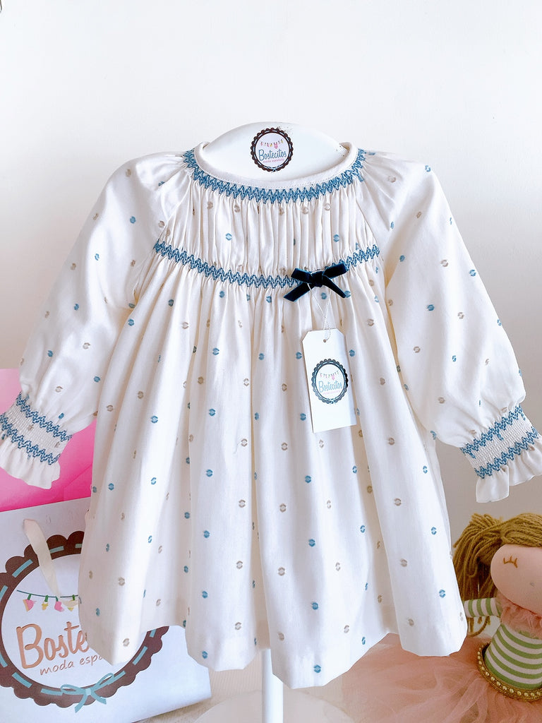 Vestido beige mangas bordadas azules