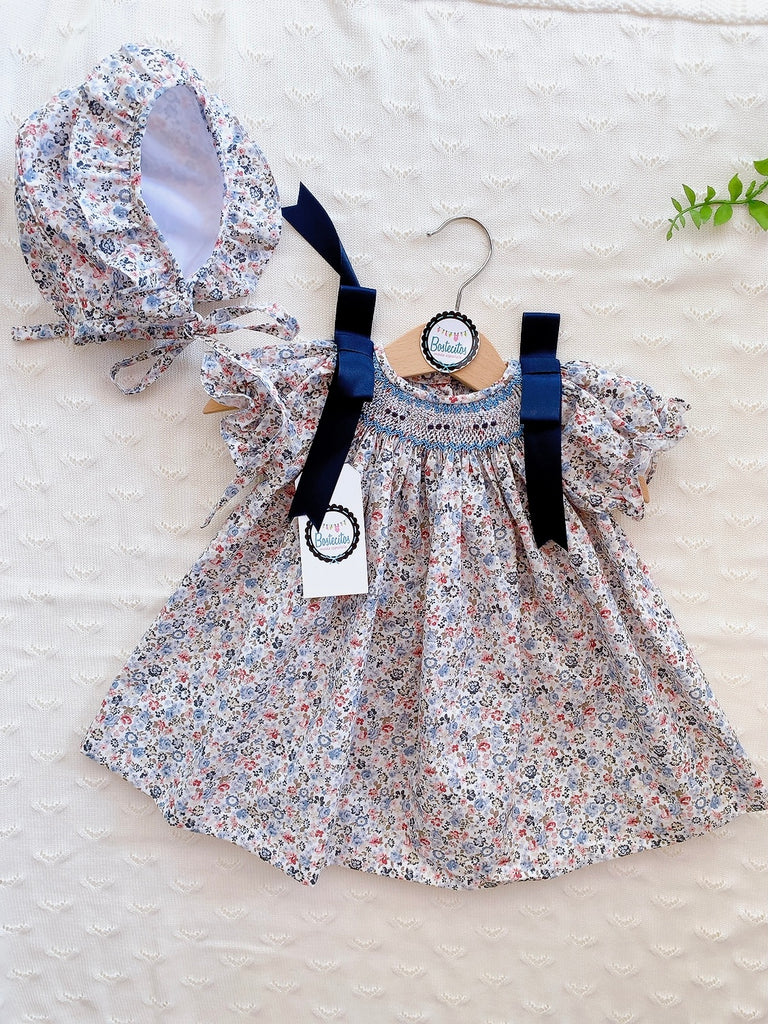 Vestido bordado flores bordado a mano con dos moños azul marino manga corta bombacha con gorro