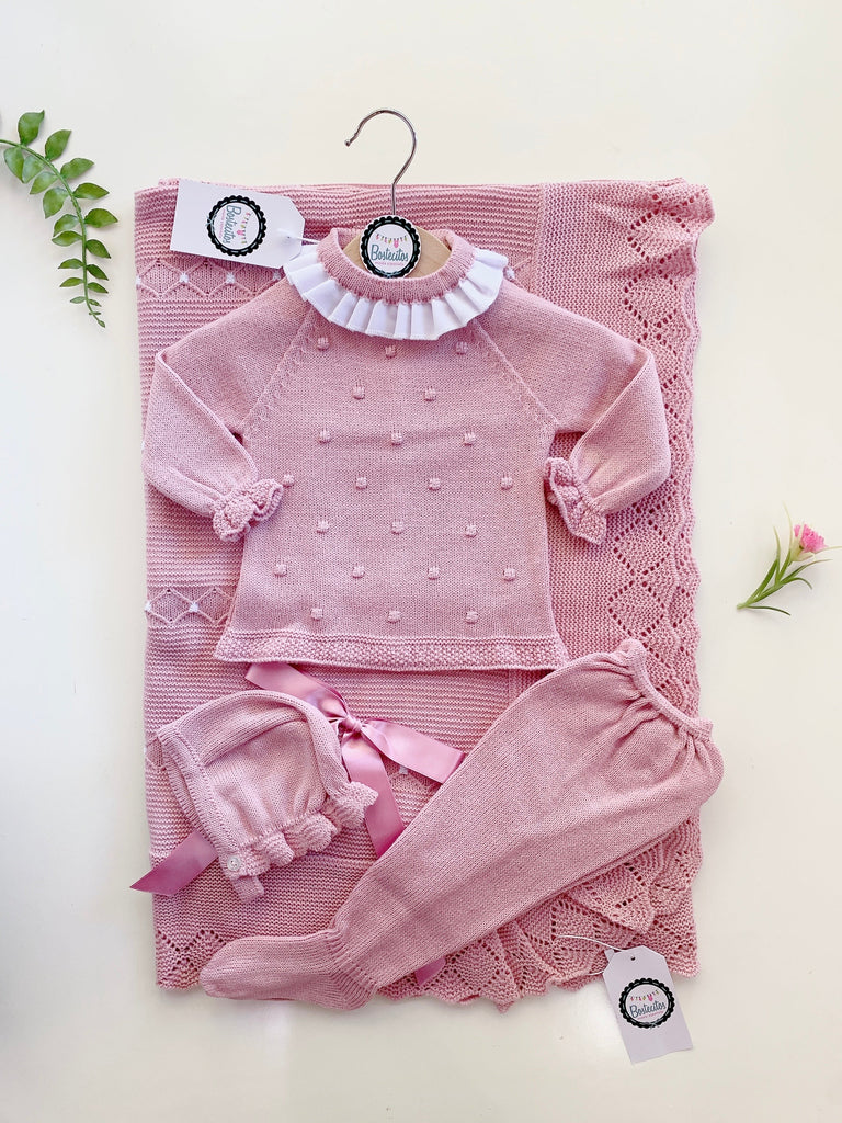 Conjunto rosa palo bolitas rosas con cuello blanco