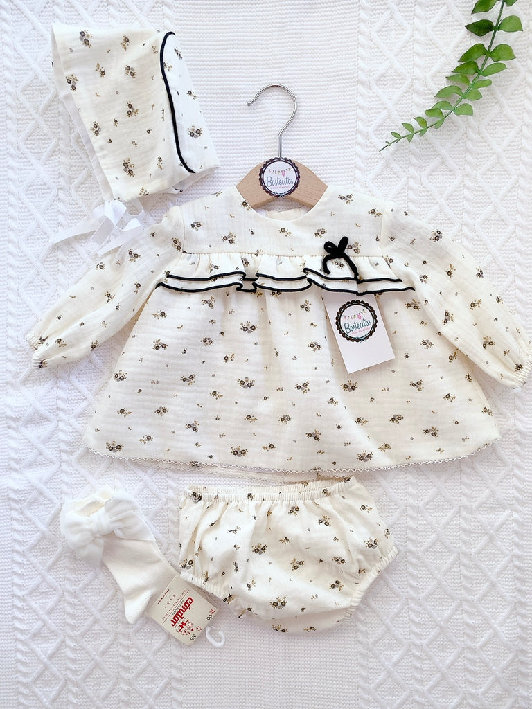 Conjunto Español beige estampado flores café con detalles negro vestido, gorro y calzón