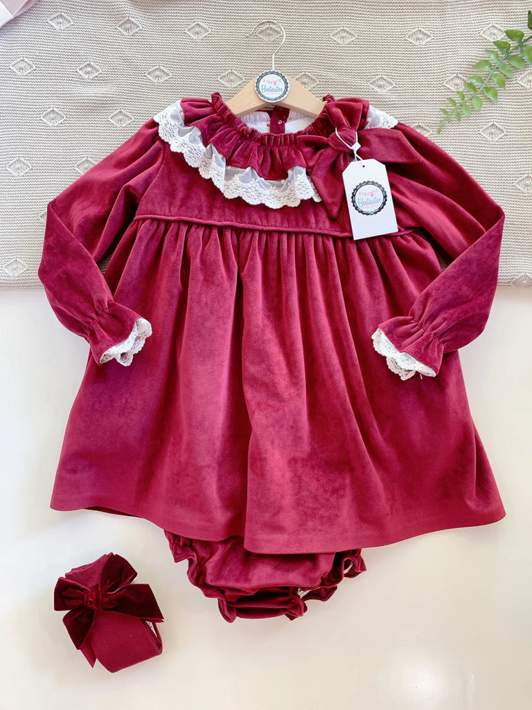 Vestido tinto terciopelo cuello Olán beige con moño y calzón