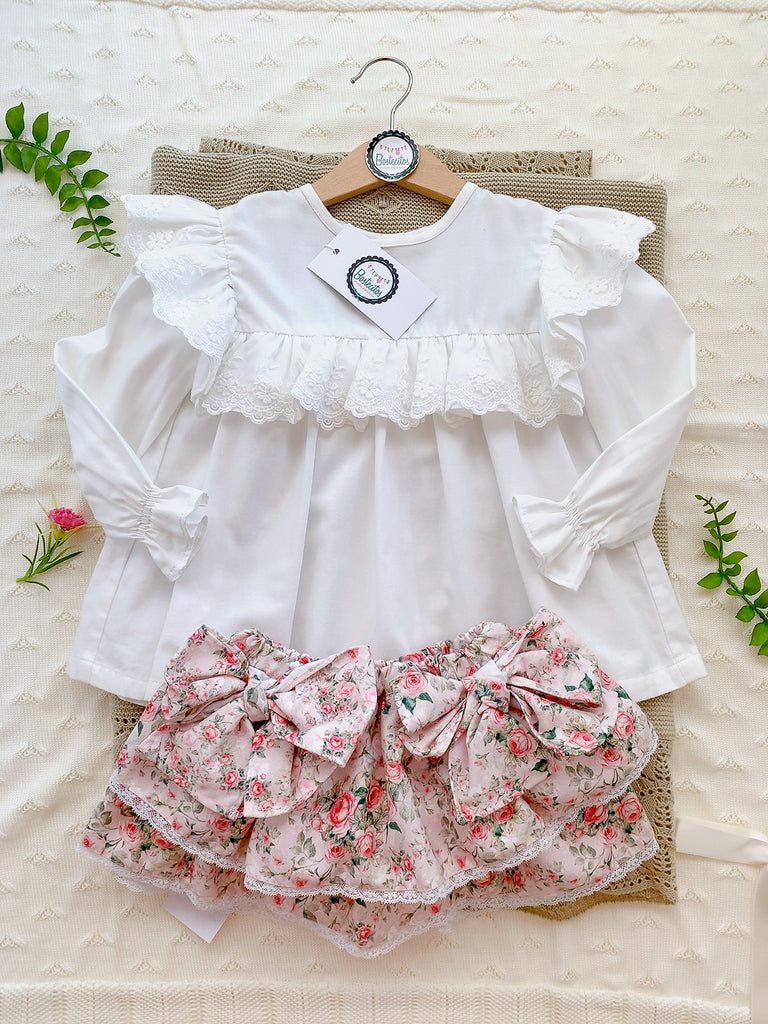 Conjunto falda flores con moños a los lados y blusa  blanca Olán