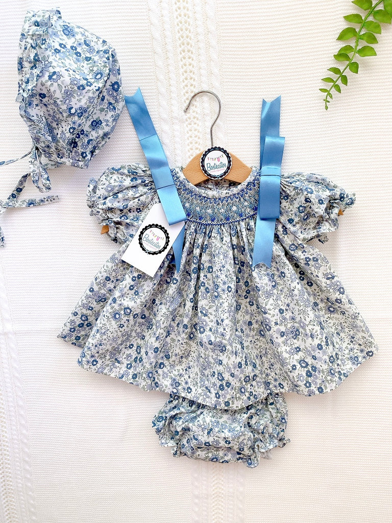 Vestido flores azules bordado a mano con moños en hombros manga bombacha gorro y calzón