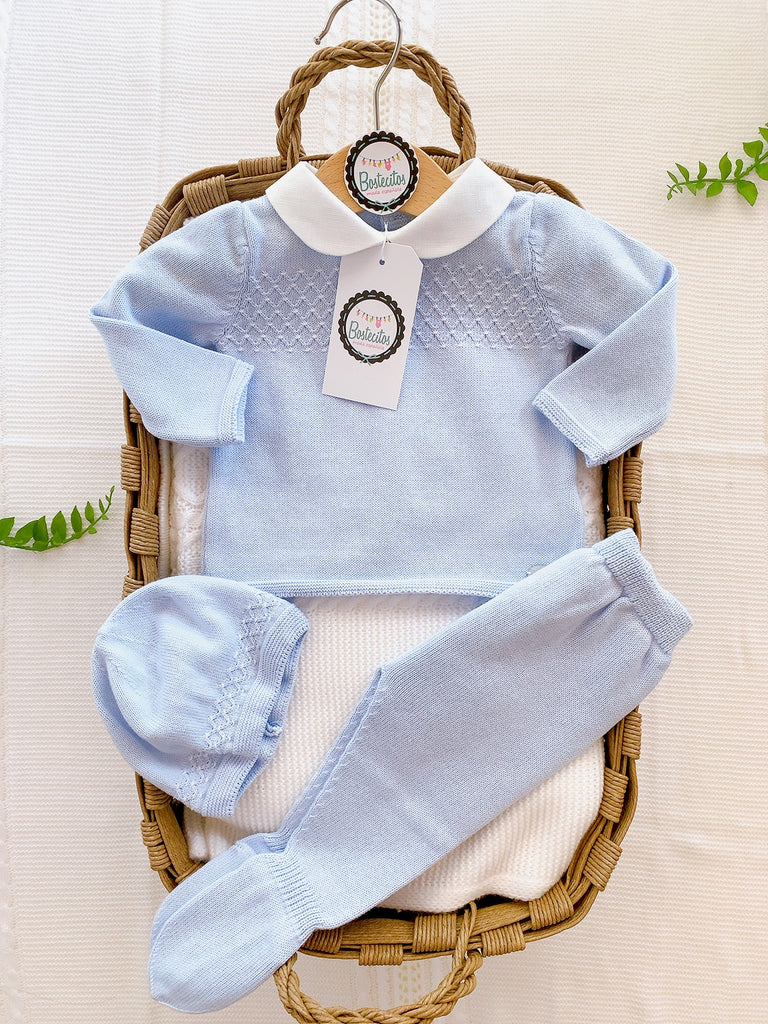 Conjunto español tejido azul con gorro blanco celeste 3 piezas