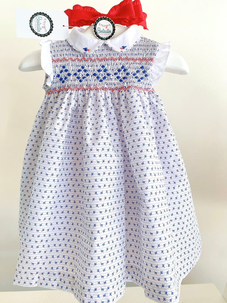 Vestido blanco con detalles azul es bordado azul y rojo