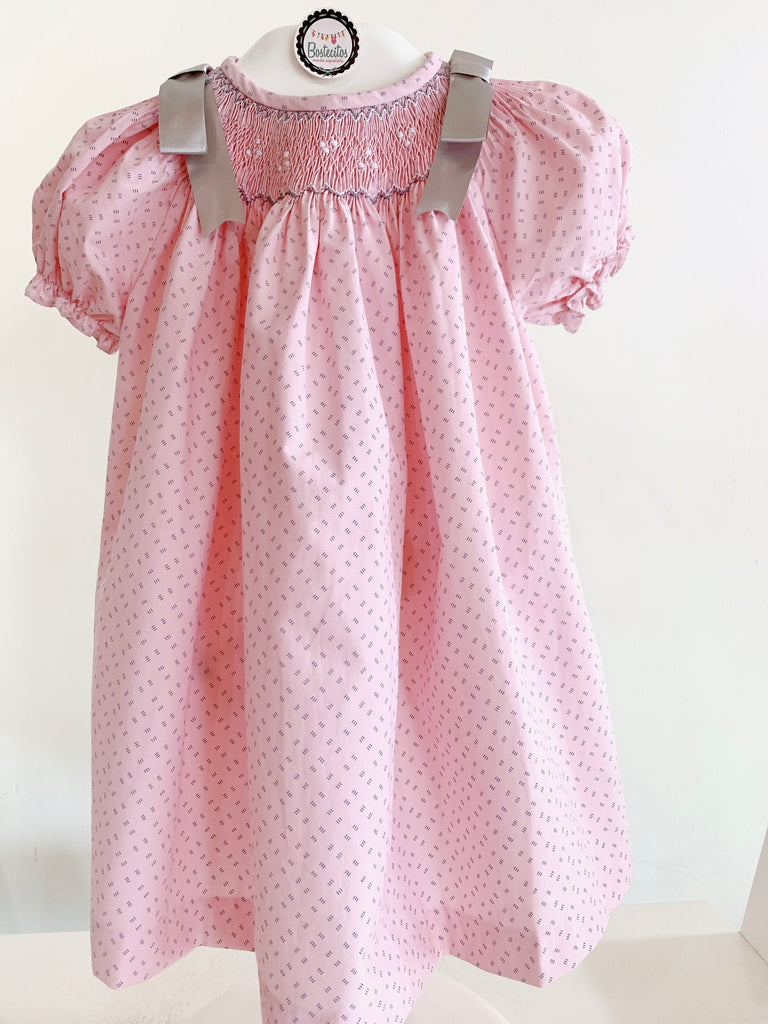 Vestido rosa bordado con moños grises en los hombros
