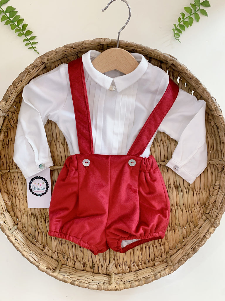 Conjunto short con tirantes rojo terciopelo con camisa blanca