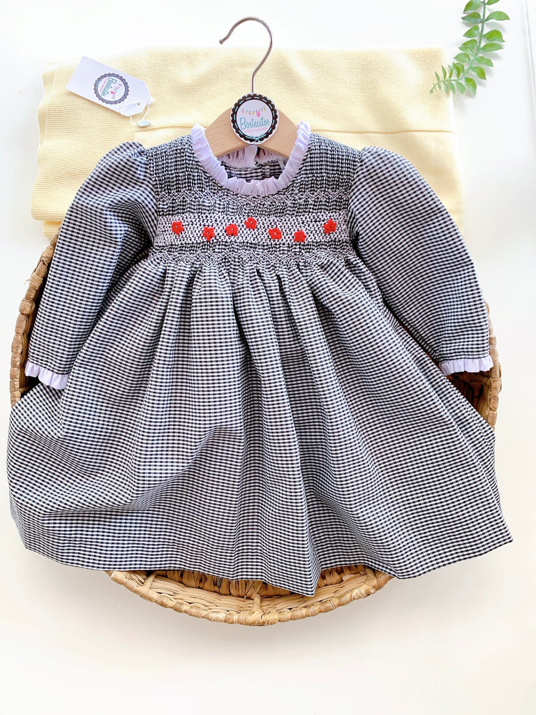 Vestido cuadros negro con blanco bordado a mano flores rojas bordadas
