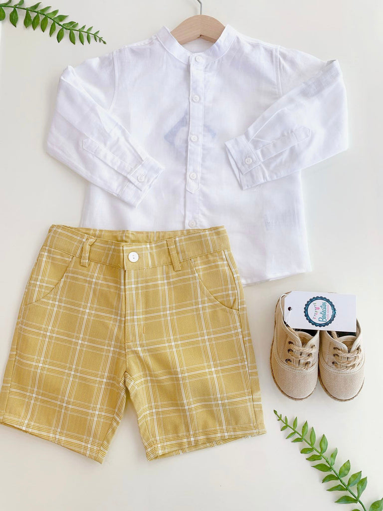Conjunto short cuadros mostaza con camisa blanca