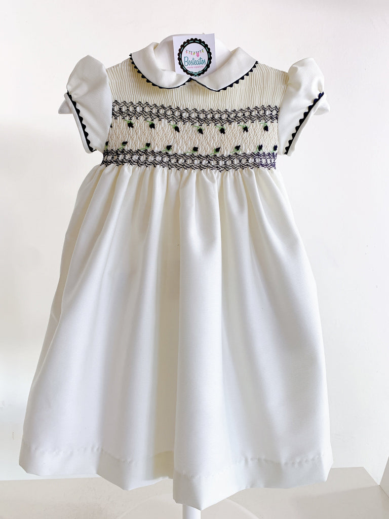 Vestido beige bordado a mano con azul marino