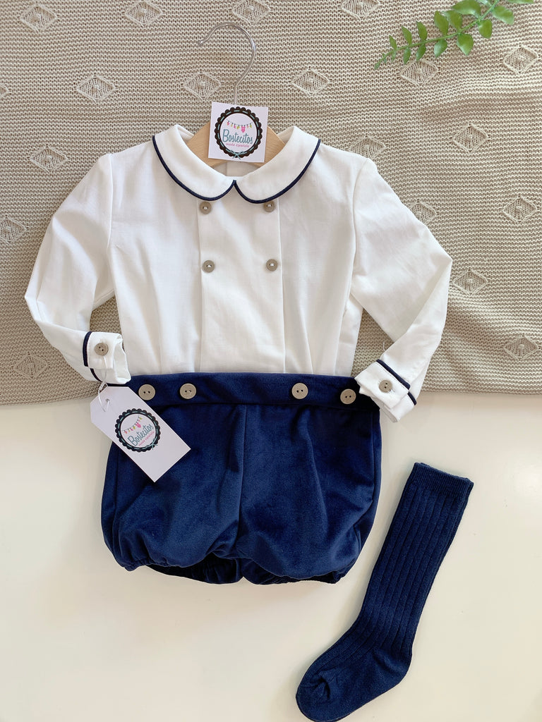 Conjunto short azul marino de terciopelo y camisa blanca cuatro botones