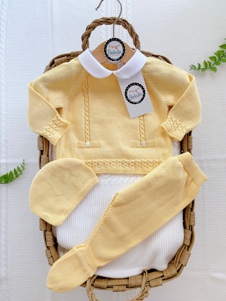 Tejido amarillo con cuello blanco detalles en mangas y cuello blanco (1 mes)